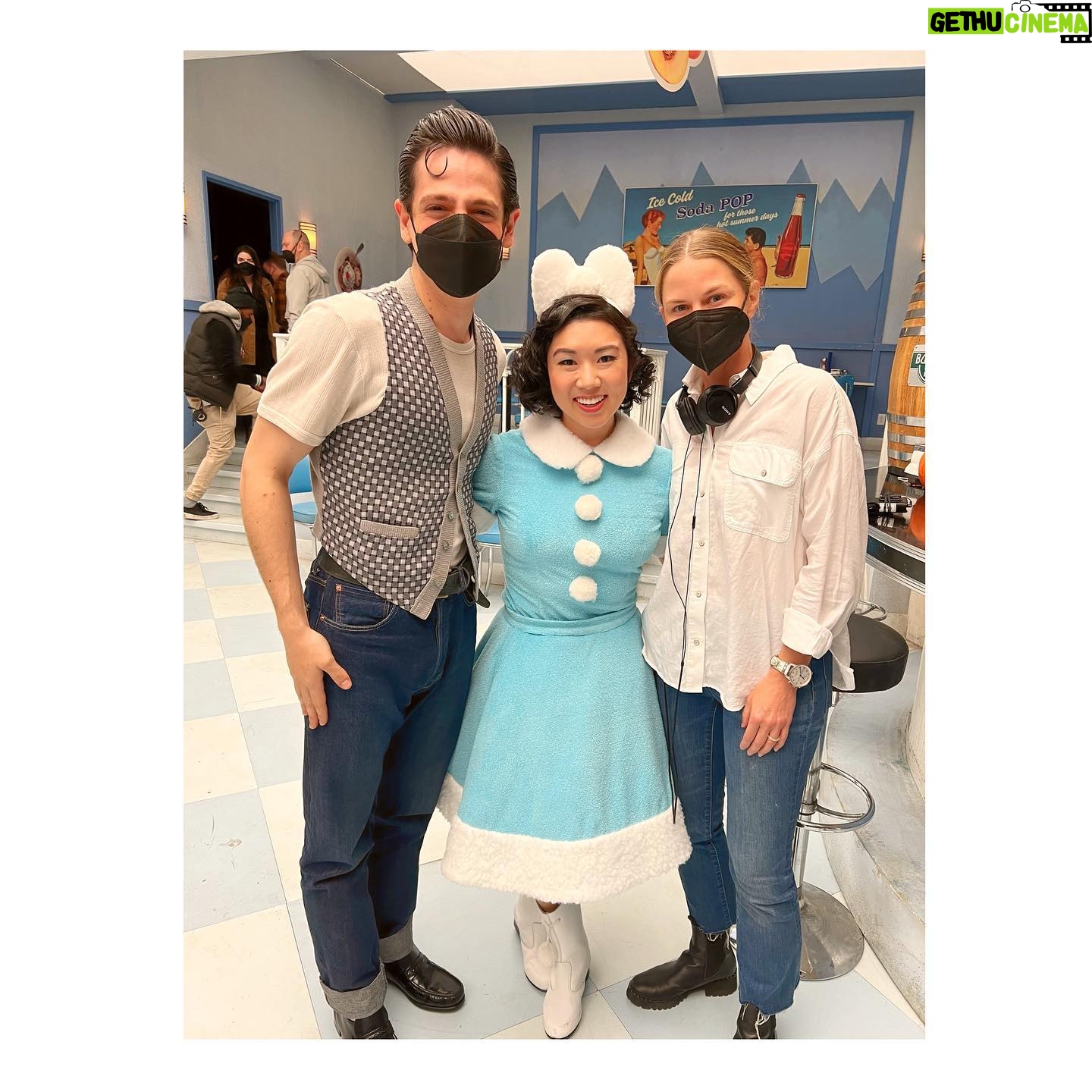Jennifer Morrison Instagram - More BTS from Ep. 5 of @riseofthepinkladies, a day of filming at frosty palace! @paramountplus #pinkladies