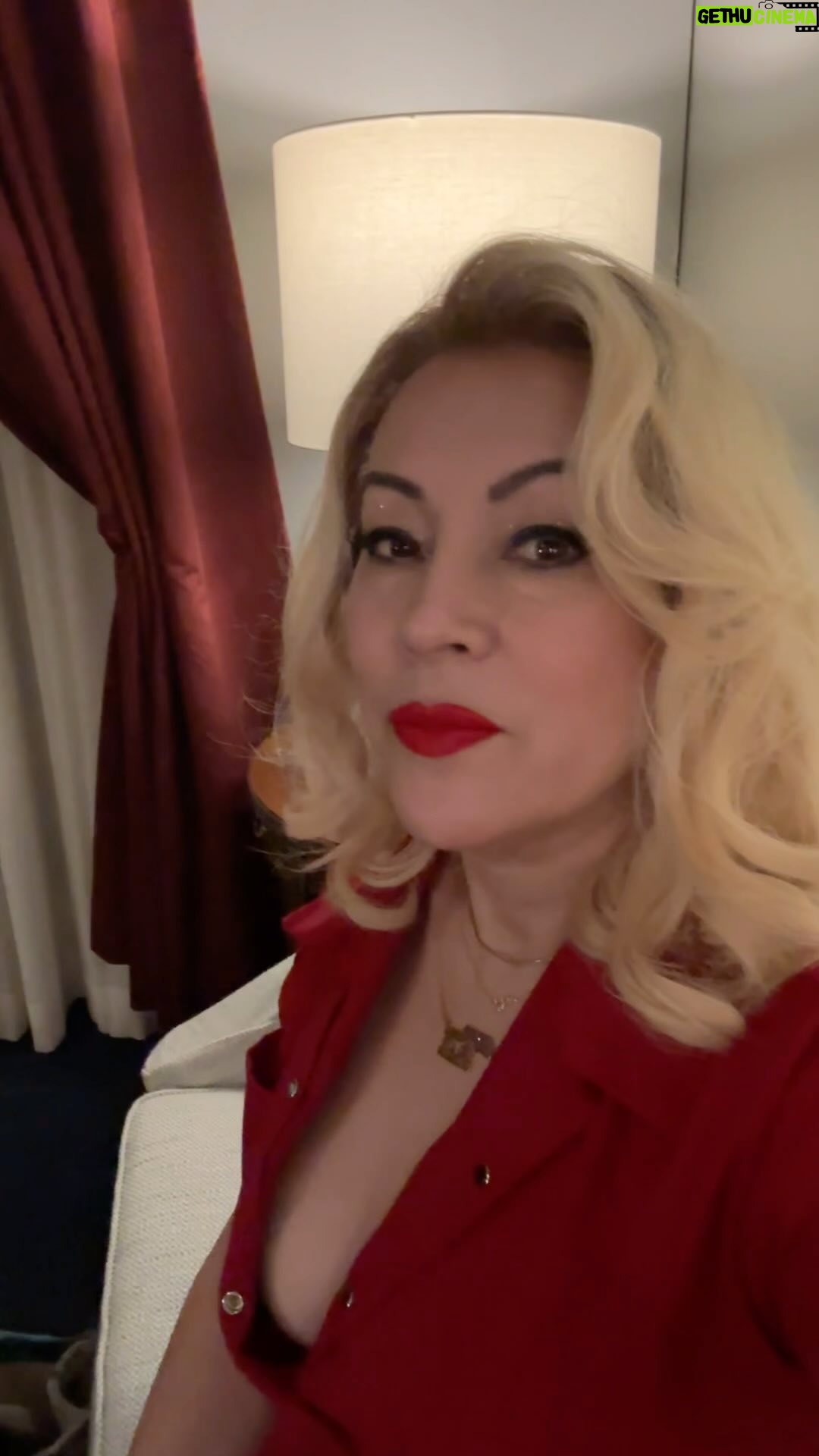 Jennifer Tilly Instagram - When plot lines collide: Tiffany at the White House! #chuckyseason3 #chuckybehindthescenes #chuckytvseries #chucky #tiffanyvalentine