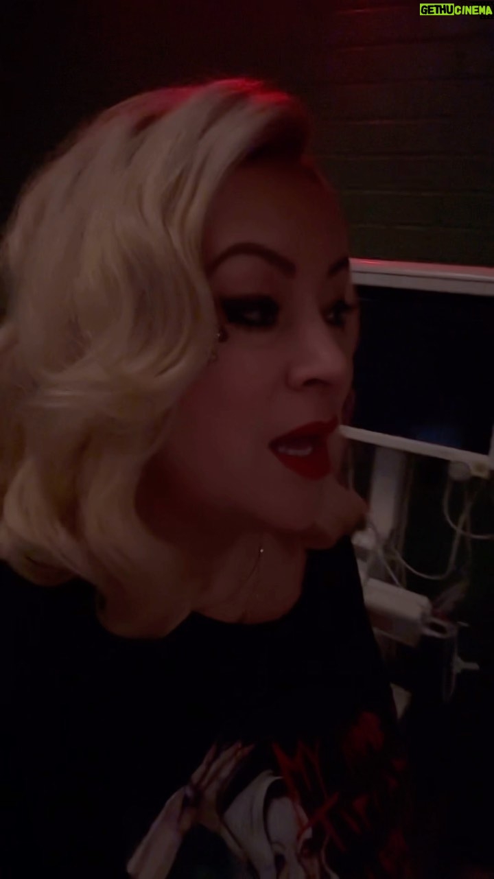 Jennifer Tilly Instagram - Behind the scenes of #ChuckySeason3. #chucky #chuckytvseries #chuckybehindthescenes
