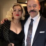 Jennifer Tilly Instagram - Sinister on screen, but a sweetheart in real life: the brilliant and erudite @gil.bellows #chuckyseason3 #Chucky #chuckyseries