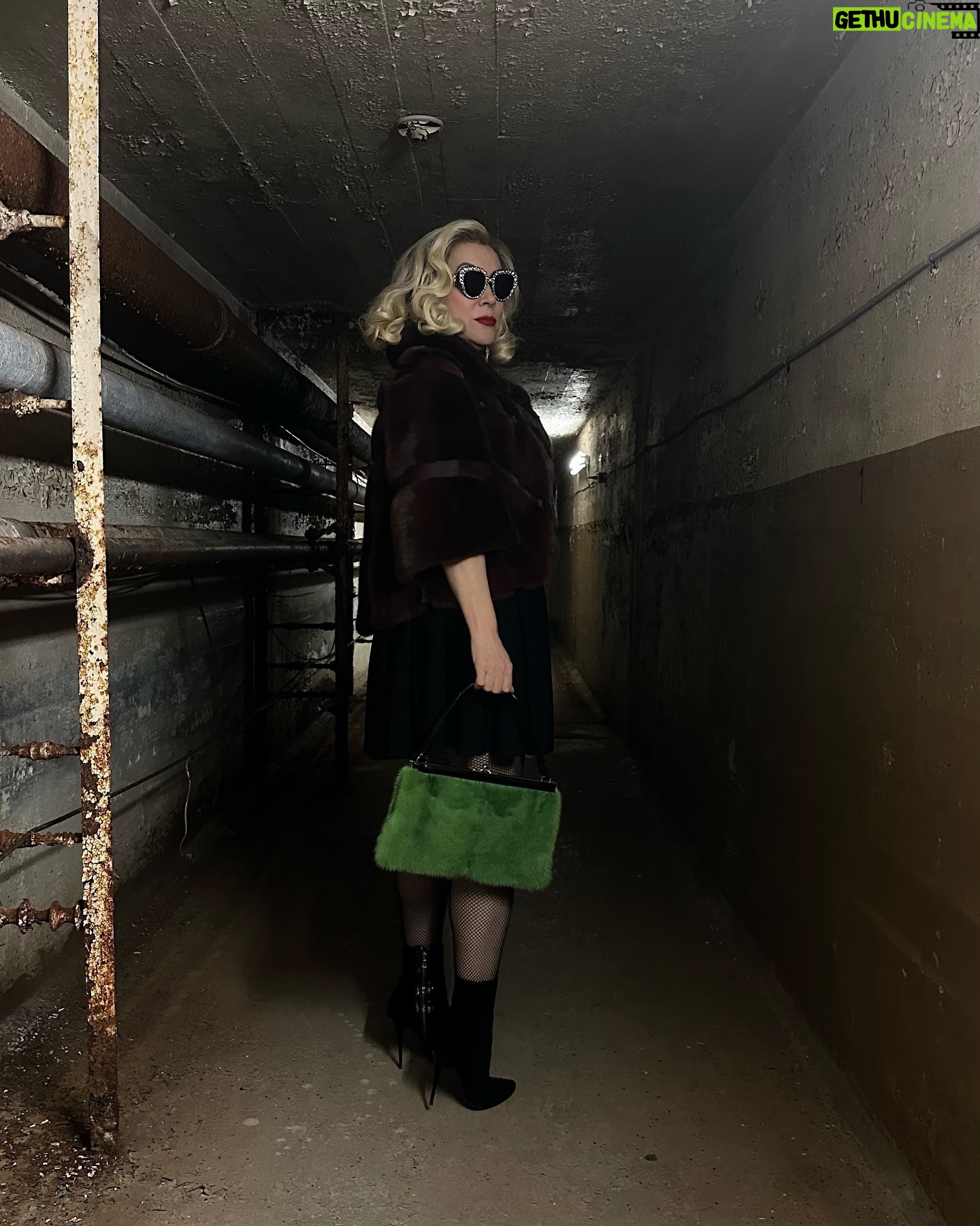 Jennifer Tilly Instagram - Tiffany entering the creepy John Waters mansion…. 🦇 #ChuckySeason3 #RenewChucky #Chucky #TiffanyValentine
