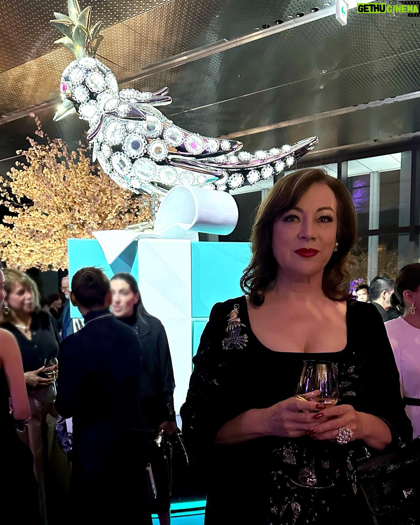 Jennifer Tilly Instagram - At the opening of the fabulous #Tiffany exhibition in #Tokyo. Wonderfully curated! A truly magical experience! Thank you @christopheryoung and @tiffanyandco for having me! 🌸 Hair: @chika.keisuke Makeup: @riina0211 #tiffanywonder