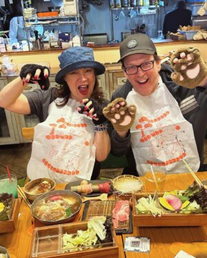 Jennifer Tilly Instagram - A visit to Bear Cafe 🐻🐻‍❄️🧸 #Tokyo 
Hokkaido Menkoinabe  Kumachan Onsen