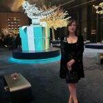Jennifer Tilly Instagram – At the opening of the fabulous #Tiffany exhibition in #Tokyo. 
Wonderfully curated!  A truly magical experience! Thank you @christopheryoung and @tiffanyandco for having me! 🌸

Hair: @chika.keisuke Makeup: @riina0211 #tiffanywonder