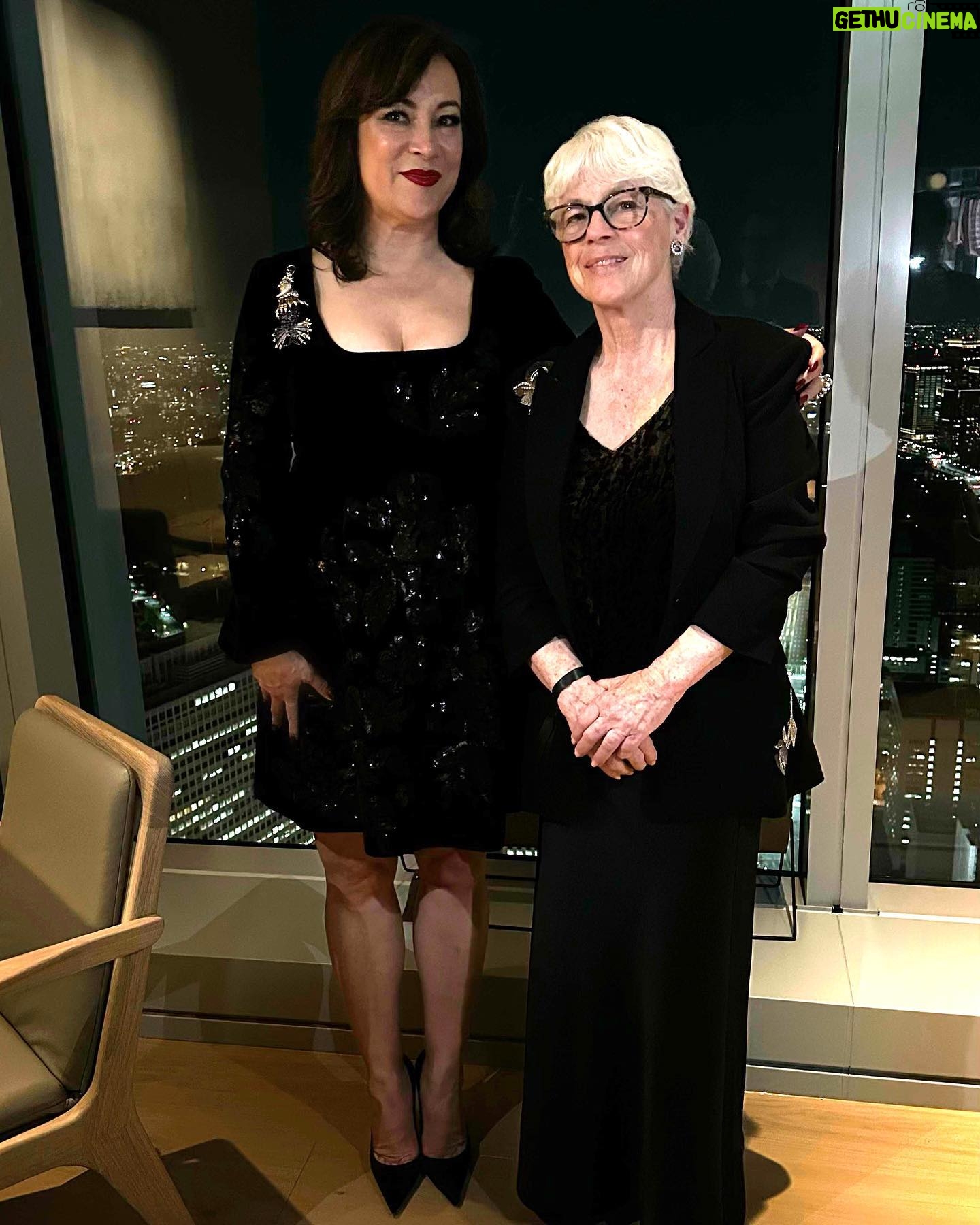 Jennifer Tilly Instagram - At the opening of the fabulous #Tiffany exhibition in #Tokyo. Wonderfully curated! A truly magical experience! Thank you @christopheryoung and @tiffanyandco for having me! 🌸 Hair: @chika.keisuke Makeup: @riina0211 #tiffanywonder