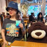 Jennifer Tilly Instagram - A visit to Bear Cafe 🐻🐻‍❄️🧸 #Tokyo Hokkaido Menkoinabe Kumachan Onsen