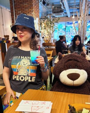 Jennifer Tilly Instagram - A visit to Bear Cafe 🐻🐻‍❄️🧸 #Tokyo 
Hokkaido Menkoinabe  Kumachan Onsen