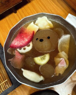 Jennifer Tilly Instagram - A visit to Bear Cafe 🐻🐻‍❄️🧸 #Tokyo 
Hokkaido Menkoinabe  Kumachan Onsen