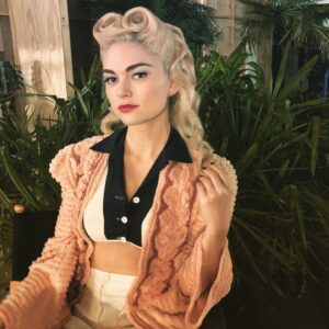 Jenny Boyd Instagram - ‘You know how to whistle, don’t you Steve?’ 🌺

Huge shoutout to our incredibly talented team who made this episode look so amazing. Firstly to @awnola our costumes goddess 😍 and also to @sirvictorjonesmoore head of hair and mikelovesnerds head of mu 💋 and to @amelianaireshair for these locks