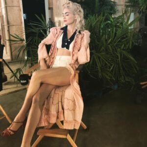 Jenny Boyd Instagram - ‘You know how to whistle, don’t you Steve?’ 🌺

Huge shoutout to our incredibly talented team who made this episode look so amazing. Firstly to @awnola our costumes goddess 😍 and also to @sirvictorjonesmoore head of hair and mikelovesnerds head of mu 💋 and to @amelianaireshair for these locks
