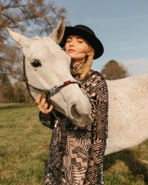 Jenny Boyd Instagram - Alpine & Jenny 
@michellescottphoto 📸 
@kellysclosetatl & @ruedeseinebridal 👗