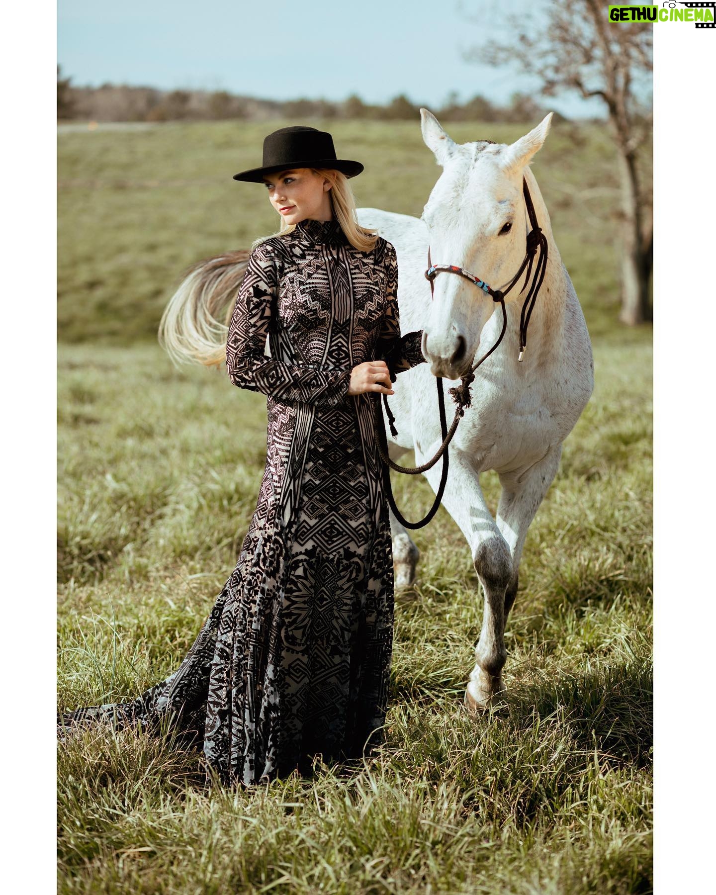 Jenny Boyd - 79.3K Likes - Alpine & Jenny
@michellescottphoto 📸
@kellysclosetatl & @ruedeseinebridal 👗