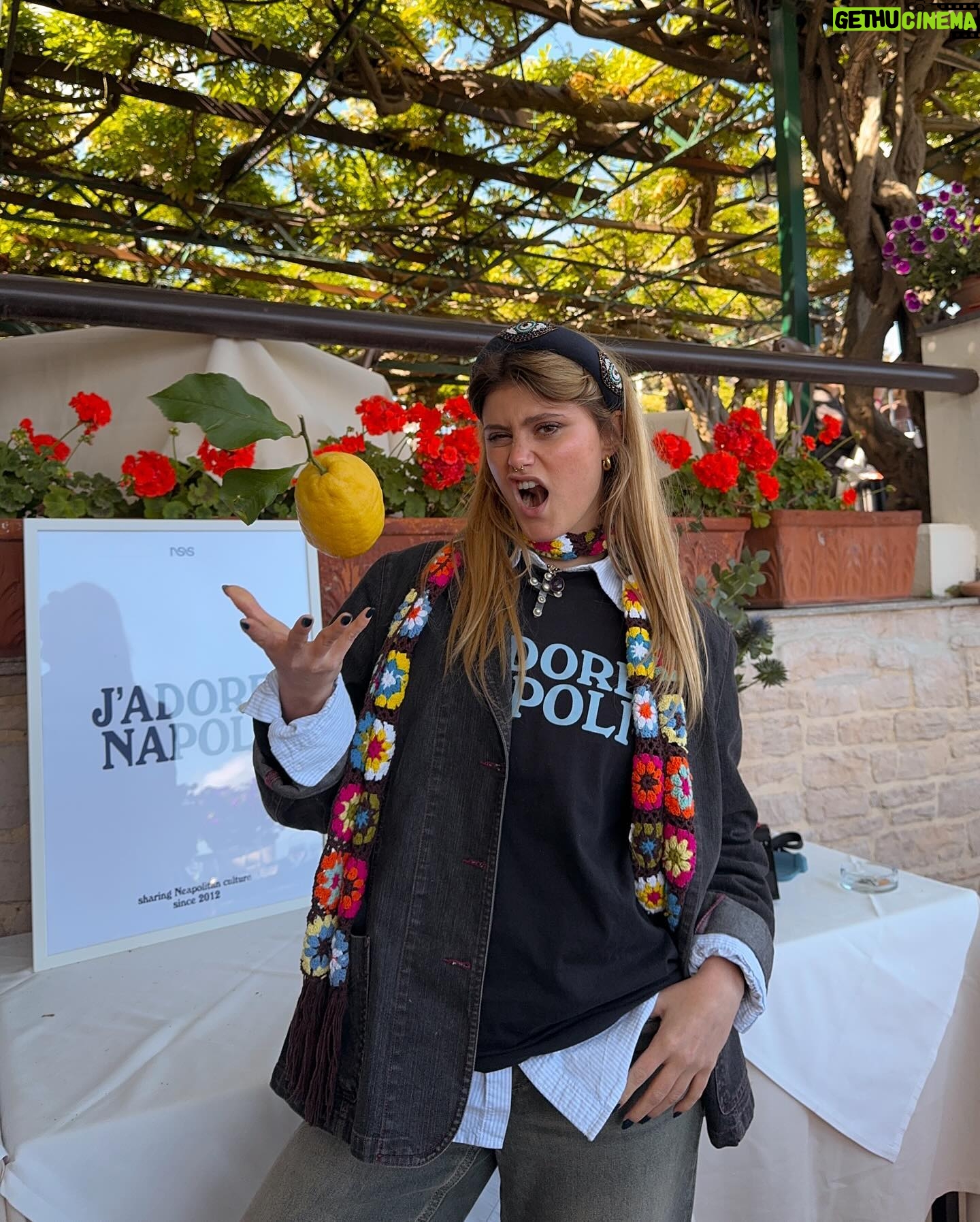 Jenny De Nucci - 3 Likes - 🍋🍋
nella terza foto c’è un indovinello: quale sono io e qual è il golden retriever? livello: abb difficile ame