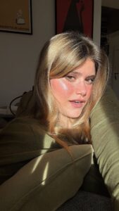 Jenny De Nucci Instagram - Quando torno a casa da un evento o da una serata l’unica cosa che vorrei fare è infilarmi nel letto per dormire, ma l’amore per la mia pelle batte tutto! Struccare e detergere la pelle del nostro viso è un atto d’amore e di igiene personale non da poco, e se proprio siamo stanchi c’è la linea Acnestil di Rilastil, che ha solo 3 passaggi! E voi, l’avete provata? @rilastil #Rilastil #adv #Acnestil #Acnemay