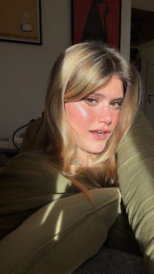 Jenny De Nucci Instagram - Quando torno a casa da un evento o da una serata l’unica cosa che vorrei fare è infilarmi nel letto per dormire, ma l’amore per la mia pelle batte tutto! Struccare e detergere la pelle del nostro viso è un atto d’amore e di igiene personale non da poco, e se proprio siamo stanchi c’è la linea Acnestil di Rilastil, che ha solo 3 passaggi! E voi, l’avete provata?

@rilastil #Rilastil #adv #Acnestil #Acnemay