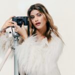 Jenny De Nucci Instagram - Jenny De Nucci, sono cose nostre 🤍 Dentro c’è il diario di quando aveva quindici anni, «non ho mai smesso di aggiornarlo. Ci sono biglietti, cartine dei posti, itinerari. Per esempio c’è il mio viaggio in California, il primo con le mie amiche», e poi ci sono i suoi tarocchi del cuore, il primo copione di un film, il collare del gatto Cosmo. @jennydenucci è la storia di copertina di The Winter Issue, il nuovo numero di Cosmopolitan Italia da oggi in edicola 👀 Fotografie @jasmina_martiradonna Ass. Fotografa Florio Rizza Set Designer @chiaratalacci Stylist @giorgia_imbrenda Ass. Stylist @sofispini e @sofia.mottaa Mua e Hair @giulia.mua Assistente mua e hairstylist @caterinaficomua Managment @andreasmercante Prod @frank_effe @serpen7_ Intervista @valeriamontebello Editor in Chief @laviniafarnese Creative direction @skyblueros @lauraghigliazza #cosmopolitan #thewinterissue #jennydenucci