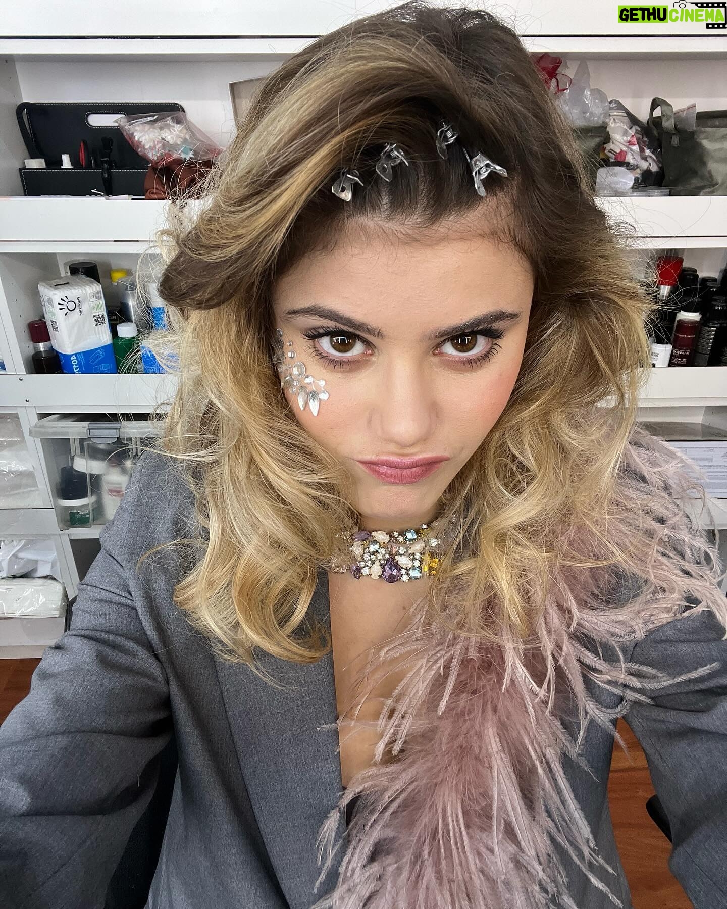 Jenny De Nucci Instagram - “Pensati Sexy” sarà disponibile su @primevideoit dal 12 Febbraio. In questo film sono Lara e spero di strapparvi un sorriso.🎀 Ne voglio approfittare per ringraziare dal profondo del mio cuore tutte le anime stupende che ho conosciuto su questo set partendo dalla REGGISSA dei sogni @la_andreozzi_official a tutto il cast / crew / produzione con cui ho passato dei giorni stupendi sul set, avete reso le settimane di riprese morbide come delle nuvole. Quindi grazie GRAZIE GRAZIE A TUTTI (che rosicata non ho foto con tutti voglio piagne) 🤍🤍 @fabulapictures @cdastudiodinardo @wannabemgmt @andreasmercante