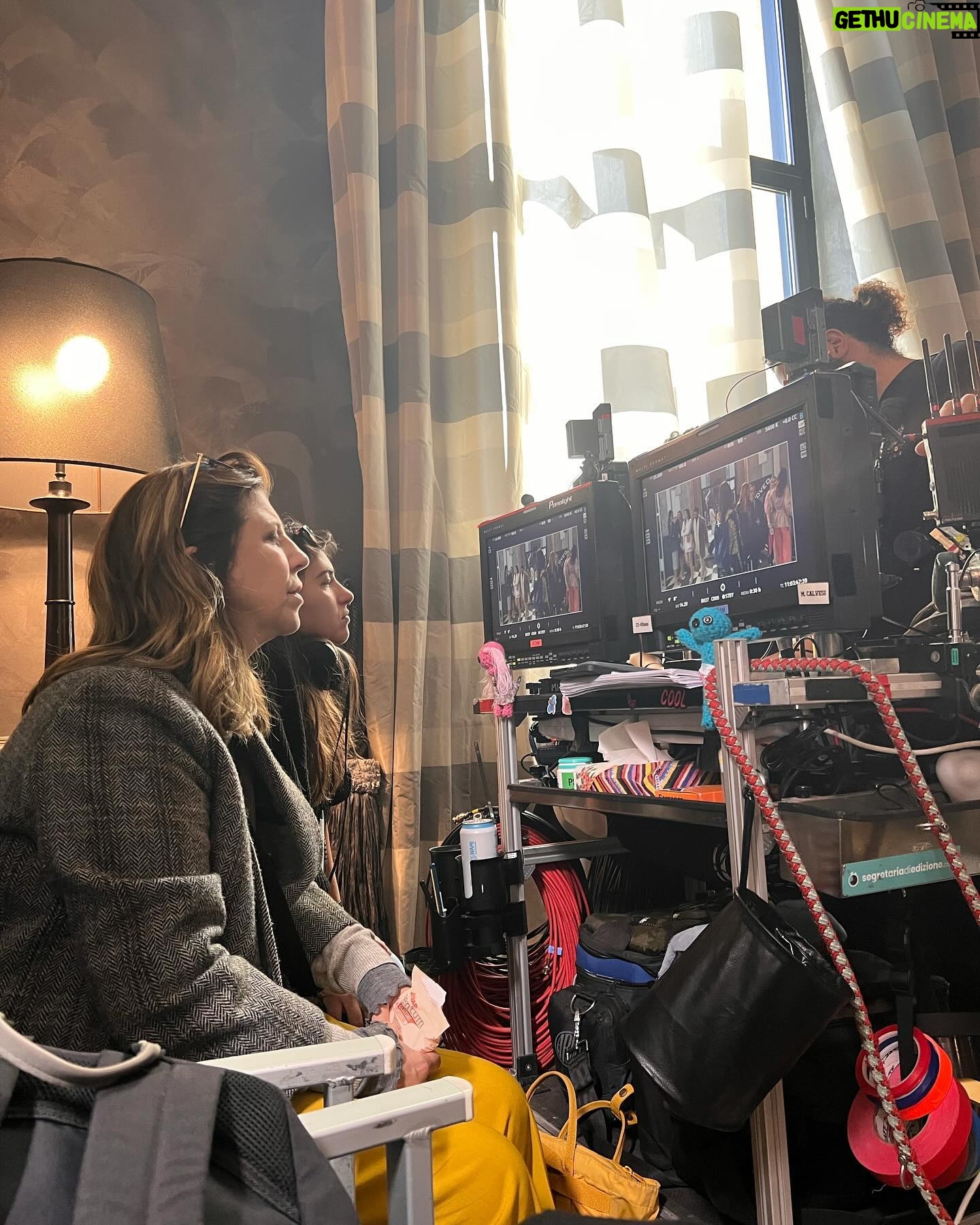 Jenny De Nucci Instagram - “Pensati Sexy” sarà disponibile su @primevideoit dal 12 Febbraio. In questo film sono Lara e spero di strapparvi un sorriso.🎀 Ne voglio approfittare per ringraziare dal profondo del mio cuore tutte le anime stupende che ho conosciuto su questo set partendo dalla REGGISSA dei sogni @la_andreozzi_official a tutto il cast / crew / produzione con cui ho passato dei giorni stupendi sul set, avete reso le settimane di riprese morbide come delle nuvole. Quindi grazie GRAZIE GRAZIE A TUTTI (che rosicata non ho foto con tutti voglio piagne) 🤍🤍 @fabulapictures @cdastudiodinardo @wannabemgmt @andreasmercante