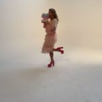Jenny De Nucci Instagram – “Pensati Sexy” sarà disponibile su @primevideoit dal 12 Febbraio. In questo film sono Lara e spero di strapparvi un sorriso.🎀 Ne voglio approfittare per ringraziare dal profondo del mio cuore tutte le anime stupende che ho conosciuto su questo set partendo dalla REGGISSA dei sogni @la_andreozzi_official a tutto il cast / crew / produzione con cui ho passato dei giorni stupendi sul set, avete reso le settimane di riprese morbide come delle nuvole. Quindi grazie GRAZIE GRAZIE A TUTTI (che rosicata non ho foto con tutti voglio piagne) 🤍🤍 @fabulapictures @cdastudiodinardo @wannabemgmt  @andreasmercante