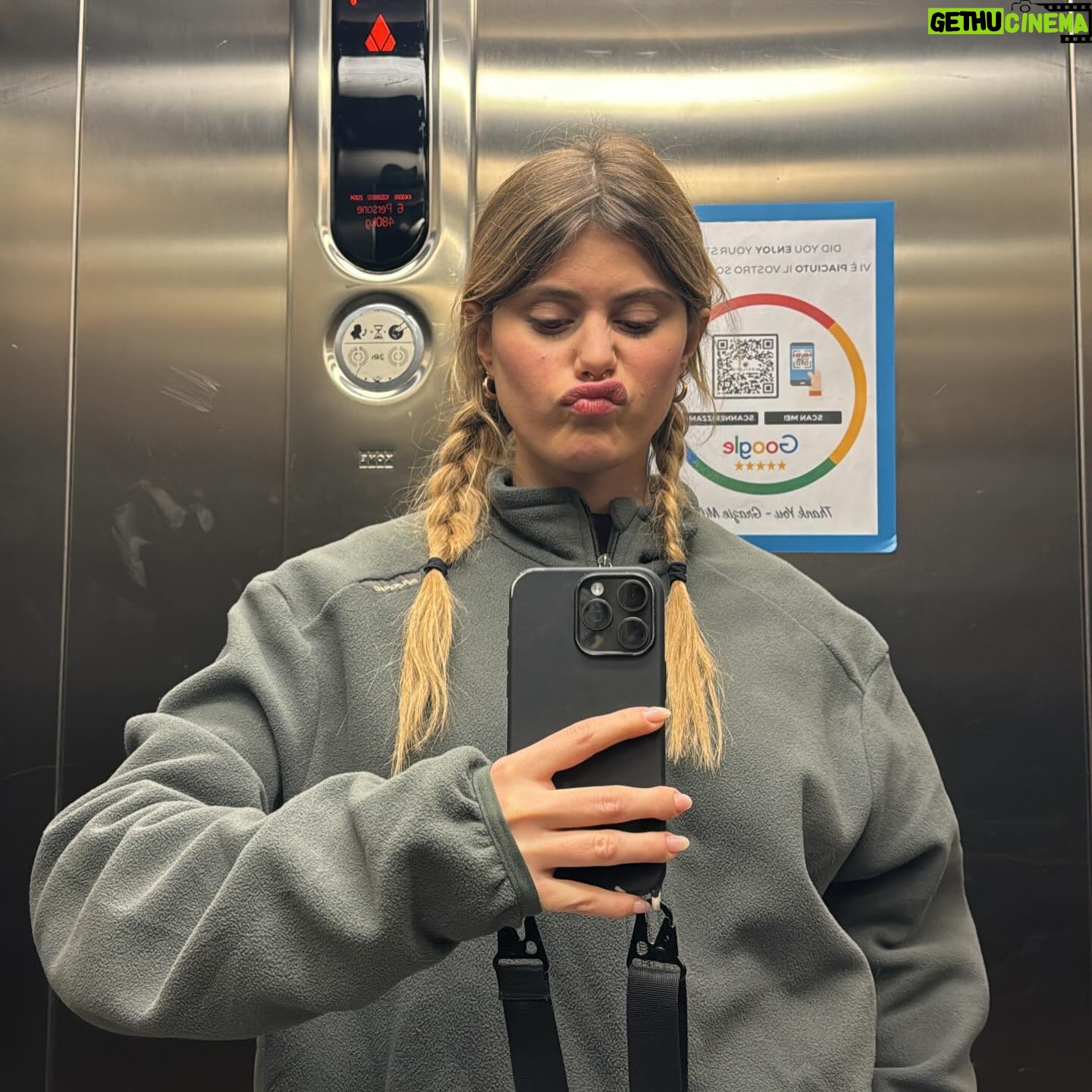 Jenny De Nucci - 3 Likes - signori miei a me questa pare proprio la cumbia della noia 🧚🧚🧚🧚🧚✨✨✨✨✨