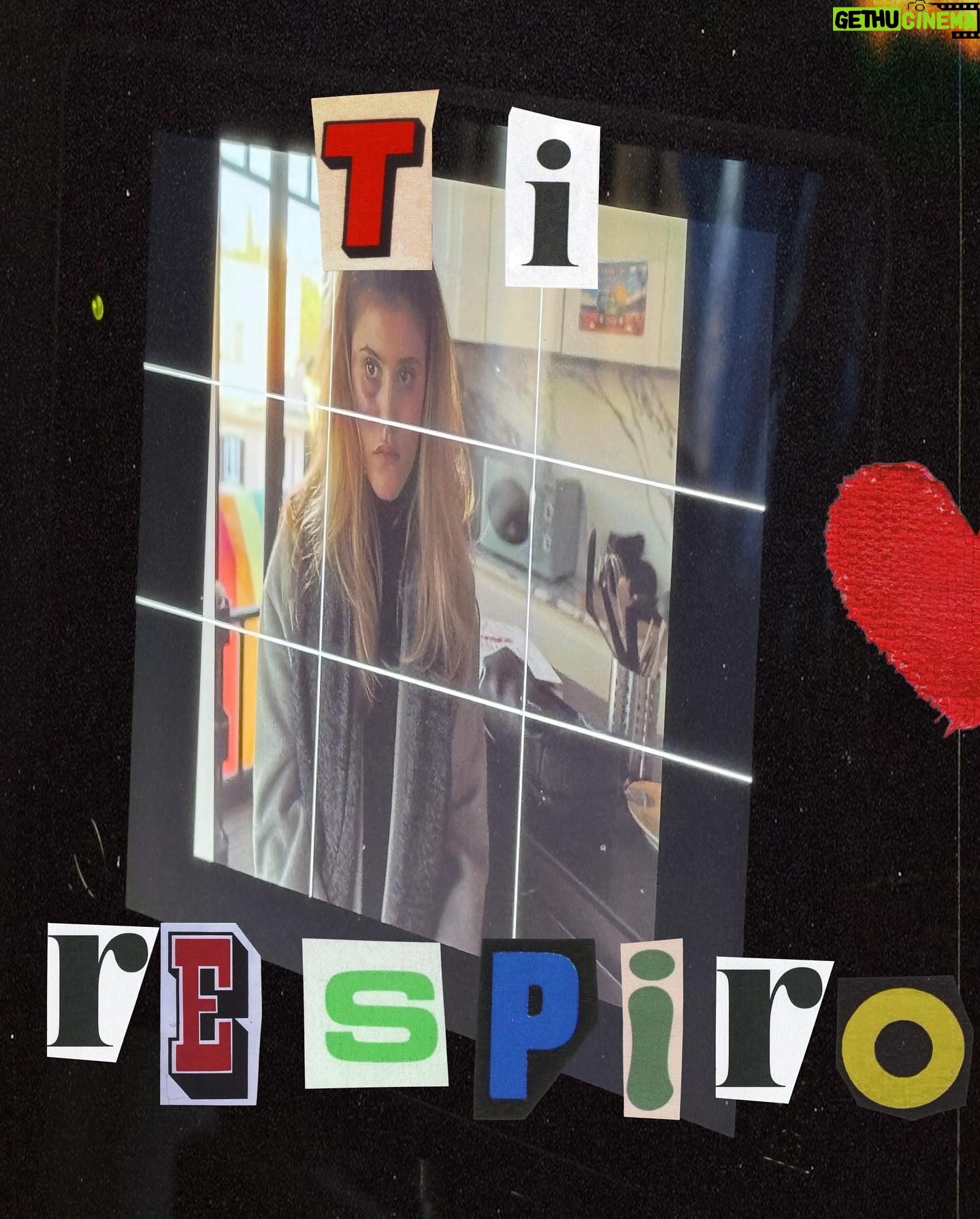 Jenny De Nucci Instagram - Se qualche anno fa mi avessero detto che a 23 anni sarei stata per la prima volta produttrice esecutiva di un set girato interamente in casa mia non avrei mai creduto a quelle parole, e invece è esattamente ciò che è successo una settimana fa. Questo è un piccolo miracolo che può accadere solo se nel tuo percorso incontri delle persone piene di idee e di talento che non possono fare altro che spronarti a fare arte. “Ti respiro” è nato un po’ dal nulla, da un mio pensiero volante ma era destinato a finire in mano a @daitona.it dal momento stesso che l’ho pensato. Questo progetto oltre ad essere stato un’enorme dimostrazione di affetto e di amicizia duratura nel tempo è stato un parco giochi, una palestra e un centro sicuro in cui ognuno poteva esprimere le sue idee. Io vi ringrazio con tutto il mio cuore per aver scelto di crederci e di prenderne parte. “Ti respiro” analizza ciò che accade nel cervello di una persona durante l’elaborazione del lutto, speriamo di aver toccato l’argomento nella maniera più rispettosa possibile. Grazie a tutti dal profondo del mio cuore. Per essere le persone che siete e gli artisti che siete. 🫶🏻 per la regia di @lorenzogiovenga @giulianogiacomelli 🤍@lorenzo_lazzarini1 @daitona.it e vorrei taggarvi tutti scrivetemi qui sotto
