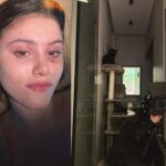 Jenny De Nucci Instagram – Se qualche anno fa mi avessero detto che a 23 anni sarei stata per la prima volta produttrice esecutiva di un set girato interamente in casa mia non avrei mai creduto a quelle parole, e invece è esattamente ciò che è successo una settimana fa. Questo è un piccolo miracolo che può accadere solo se nel tuo percorso incontri delle persone piene di idee e di talento che non possono fare altro che spronarti a fare arte. “Ti respiro” è nato un po’ dal nulla, da un mio pensiero volante ma era destinato a finire in mano a @daitona.it dal momento stesso che l’ho pensato. Questo progetto oltre ad essere stato un’enorme dimostrazione di affetto e di amicizia duratura nel tempo è stato un parco giochi, una palestra e un centro sicuro in cui ognuno poteva esprimere le sue idee. Io vi ringrazio con tutto il mio cuore per aver scelto di crederci e di prenderne parte. “Ti respiro” analizza ciò che accade nel cervello di una persona durante l’elaborazione del lutto, speriamo di aver toccato l’argomento nella maniera più rispettosa possibile. Grazie a tutti dal profondo del mio cuore. Per essere le persone che siete e gli artisti che siete. 🫶🏻 per la regia di @lorenzogiovenga @giulianogiacomelli 🤍@lorenzo_lazzarini1 @daitona.it e vorrei taggarvi tutti scrivetemi qui sotto