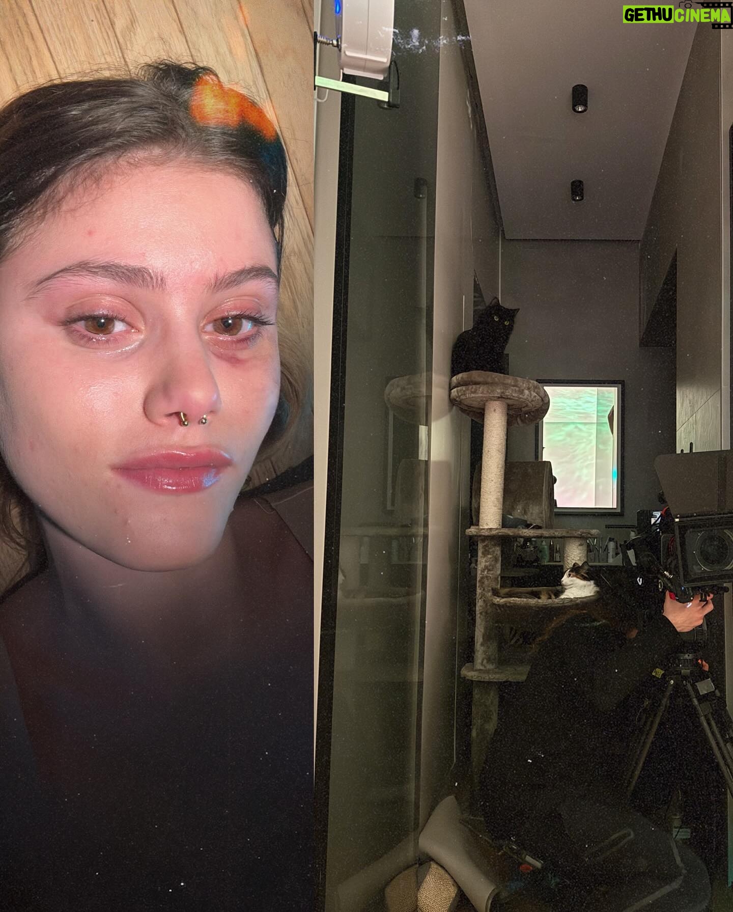 Jenny De Nucci Instagram - Se qualche anno fa mi avessero detto che a 23 anni sarei stata per la prima volta produttrice esecutiva di un set girato interamente in casa mia non avrei mai creduto a quelle parole, e invece è esattamente ciò che è successo una settimana fa. Questo è un piccolo miracolo che può accadere solo se nel tuo percorso incontri delle persone piene di idee e di talento che non possono fare altro che spronarti a fare arte. “Ti respiro” è nato un po’ dal nulla, da un mio pensiero volante ma era destinato a finire in mano a @daitona.it dal momento stesso che l’ho pensato. Questo progetto oltre ad essere stato un’enorme dimostrazione di affetto e di amicizia duratura nel tempo è stato un parco giochi, una palestra e un centro sicuro in cui ognuno poteva esprimere le sue idee. Io vi ringrazio con tutto il mio cuore per aver scelto di crederci e di prenderne parte. “Ti respiro” analizza ciò che accade nel cervello di una persona durante l’elaborazione del lutto, speriamo di aver toccato l’argomento nella maniera più rispettosa possibile. Grazie a tutti dal profondo del mio cuore. Per essere le persone che siete e gli artisti che siete. 🫶🏻 per la regia di @lorenzogiovenga @giulianogiacomelli 🤍@lorenzo_lazzarini1 @daitona.it e vorrei taggarvi tutti scrivetemi qui sotto