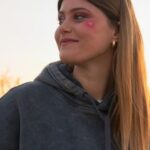 Jenny De Nucci Instagram – “Dai Hollywood Reporter Roma, salite sul terrazzo di casa mia!”.

Siamo stati sul set “mostruoso” di Ti respiro, cortometraggio che si sta girando a casa di Jenny De Nucci. Lorenzo Giovenga e Giuliano Giacomelli, già registi di Intolerance (2020), insieme alla loro protagonista ci portano in un racconto di stalking, tra pizze a domicilio e messaggi misteriosi.

Link in bio per saperne di più, a cura di Martina Barone @diablomatti 

Video: @francois_abramovici

@lorenzogiovenga 
@giulianogiacomelli 
@jennydenucci