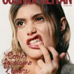 Jenny De Nucci Instagram - Tra red flag, poliamore, orbiting e altre trappole contemporanee, quanto è difficile avere una storia d’amore a 23 anni? Ne abbiamo parlato con Jenny De Nucci, che – come scrive nella bio di Instagram – fa i film, ha un rapporto particolare con le stelle. Le consulta per sapere come andranno le cose. Ma anche per capire come il suo status di star del grande e del piccolo schermo interferirà con la sua vita e soprattutto con i suoi rapporti. Nonostante sia esposta su vari fronti, dal cinema (A dicembre è su Netflix con Odio il Natale 2 e nel 2024 uscirà la commedia Pensati sexy) ai social, o forse proprio per questo, Jenny De Nucci ha capito che, come le ha detto sua madre, «Se compri un diamante e lo fai vedere a tutti, quanta gente lo vorrà? Troppa». Uguale per le relazioni. Meglio tenerle per sé, custodirle, lontano da Instagram e da occhi invidiosi. In questa chiacchierata, però, facciamo un’eccezione, e per farlo ci aiutiamo di sei oggetti che lei ha portato sul set. @jennydenucci è la storia di copertina di The Winter Issue, il nuovo numero di Cosmopolitan Italia da oggi in edicola 🖤 Fotografie @jasmina_martiradonna Ass. Fotografa Florio Rizza Set Designer @chiaratalacci Stylist @giorgia_imbrenda Ass. Stylist @sofispini e @sofia.mottaa Mua e Hair @giulia.mua Assistente mua e hairstylist @caterinaficomua Managment @andreasmercante Prod @frank_effe @serpen7_ Intervista @valeriamontebello Editor in Chief @laviniafarnese Creative direction @skyblueros @lauraghigliazza #cosmopolitan #thewinterissue #jennydenucci