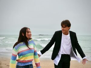 Jenny Han Instagram - IT’S OFFICIALLY SUMMERTIME. The first 3 episodes of #thesummeriturnedpretty are up! (But when we shot this scene, it was late October. SORRY GUYS! 😬🫶🏼)