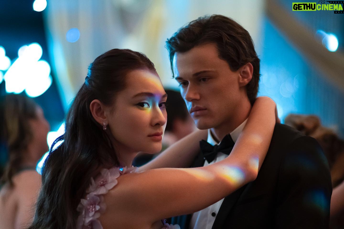 Jenny Han - 803.8K Likes - I’m so excited to share this first look at season 2!! Summer will be here soon ☀️ #thesummeriturnedpretty