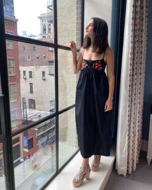 Jenny Slate Instagram - Took a choo choo back to the city to be on @thedailyshow👋👋👋👋👋 If you have not seen @marcelthemovie, I think you should go! It’s nationwide now!  Thanks @mrmontyjackson @no6store for clogs, lovely dress by @nayarea, hair&makeup as always @kirinstagram @rheannewhite