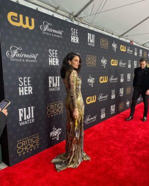 Jenny Slate Instagram - Living a very happy life on planet earth. Thank you @criticschoice thank you @oliviertheyskens thank the whole crew and @deanfleischercamp and @marcelthemovie @a24  And makeup @kirinstagram @nikkiprovidence for hair and @mrmontyjackson for styyyyyle