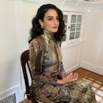 Jenny Slate Instagram - Living a very happy life on planet earth. Thank you @criticschoice thank you @oliviertheyskens thank the whole crew and @deanfleischercamp and @marcelthemovie @a24 And makeup @kirinstagram @nikkiprovidence for hair and @mrmontyjackson for styyyyyle
