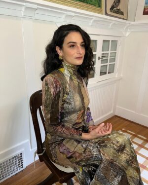 Jenny Slate Instagram - Living a very happy life on planet earth. Thank you @criticschoice thank you @oliviertheyskens thank the whole crew and @deanfleischercamp and @marcelthemovie @a24  And makeup @kirinstagram @nikkiprovidence for hair and @mrmontyjackson for styyyyyle