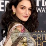 Jenny Slate Instagram - Living a very happy life on planet earth. Thank you @criticschoice thank you @oliviertheyskens thank the whole crew and @deanfleischercamp and @marcelthemovie @a24 And makeup @kirinstagram @nikkiprovidence for hair and @mrmontyjackson for styyyyyle