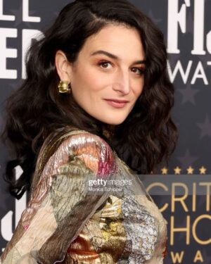 Jenny Slate Instagram - Living a very happy life on planet earth. Thank you @criticschoice thank you @oliviertheyskens thank the whole crew and @deanfleischercamp and @marcelthemovie @a24  And makeup @kirinstagram @nikkiprovidence for hair and @mrmontyjackson for styyyyyle