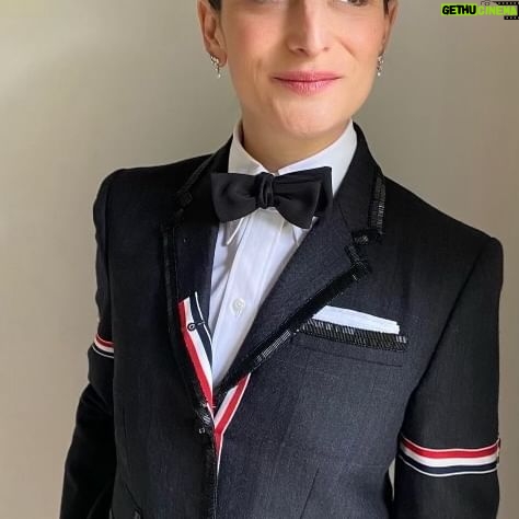 Jenny Slate Instagram - @filmindependent @thombrowne 🤵🏻♀️❤️ @marcelthemovie @a24 @everythingeverywheremovie @mrmontyjackson @officialdanilohair @kirinstagram