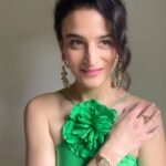 Jenny Slate Instagram - Never felt so fresh! @marcelthemovie @goldenglobes 🌱🌿🍃🌳🥝🍏🪀🦚🪴 Thank you @a24 @rodarte @omega @sophiawebster @mrmontyjackson @nikkiprovidence @kirinstagram #marceltheshellwithshoeson