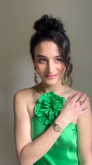 Jenny Slate Instagram - Never felt so fresh! @marcelthemovie  @goldenglobes 🌱🌿🍃🌳🥝🍏🪀🦚🪴 
Thank you @a24 @rodarte @omega @sophiawebster 
@mrmontyjackson @nikkiprovidence @kirinstagram #marceltheshellwithshoeson