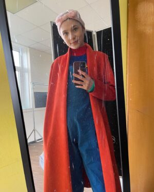 Jenny Walser Instagram - Big shout out to the incredible Hair & Makeup team on @heartstoppertv ❤️

In case there was any confusion, no my hair did not miraculously grow overnight and yes I was wearing a wig. I named her Brenda. Don’t ask why, I can’t even remember myself. 

Thank you to @melanielindseyhairmakeup  @diandraferreira_  @sorchamakeupartist @tiacostell @mua_theajones for looking after me so well and for transforming me into Tori each day. 

Particularly fond of the mid-transformation hairnet look. Living my best 1940s life 💪 #wecandoit