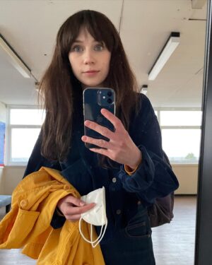 Jenny Walser Instagram - Big shout out to the incredible Hair & Makeup team on @heartstoppertv ❤️

In case there was any confusion, no my hair did not miraculously grow overnight and yes I was wearing a wig. I named her Brenda. Don’t ask why, I can’t even remember myself. 

Thank you to @melanielindseyhairmakeup  @diandraferreira_  @sorchamakeupartist @tiacostell @mua_theajones for looking after me so well and for transforming me into Tori each day. 

Particularly fond of the mid-transformation hairnet look. Living my best 1940s life 💪 #wecandoit