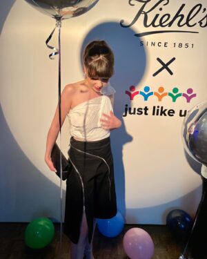 Jenny Walser Instagram - 🌈 Kiehl’s Pride Party 🌈

Thanks for having me!
@kiehlsuki x @justlikeusuk 

👖 @laura_deanna_fanning @kikokostadinov 
👚 @zara