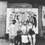 Jeon Mi-do Instagram - . . . 극장은 참 신기하다. 좌석번호가 정해져서 내 자리를 찾아가는것도 재미있지만 자유석여서 어디가 좋을까 스스로에게 자리를 배정하는 즐거움도 크다. 자유석 극장은 대게 팔걸이가 없다. 사실 좌석이랄것도 없이 긴 바 같은 의자에 대여섯명 정도 앉을 수 있는 공유 의자이다. 팔걸이도 없이 낯선 사람과 다닥다닥 붙어 앉아서 보는 것이 불편할것 같지만 오히려 반대다. 함께 같은줄에 앉는순간 알수없는 유대감으로 연결된다. 난 되려 자유석 극장에서 공연을 볼때 말 그대로 자유함을 느끼기도 한다. 얼마만에 자지러지며 함께 웃었는지 모르겠다. 함께 박수를 치고, 함께 환호성을 지르고, 함께 같은 감정을 암묵적으로 공유하고 있구나 하고 느낀게 정말 얼마만인지.. 공연을 보고 집에 그냥 돌아갈수 없어 일행과 들어갈만한 술집을 찾으려 이집저집 기웃댄것도 참 오랜만이었다. 나에게, 나무와 물 극장은 '줄리에게 박수를' 연우소극장은 '우리읍내' 대학로극장은 '우동 한그릇' 여행자 극장은 ' 응 잘가' 공유 소극장은 ' 푸어보이' 한성아트홀은 '사랑은 비를 타고' 로 기억되는 소극장이다. 오늘 공연으로 한성아트홀은 '복길잡화점' 으로 기억될 것 같다.ㅎㅎ #복길잡화점#한성아트홀