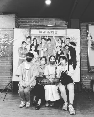 Jeon Mi-do Instagram - .
.
.
극장은 참 신기하다.
좌석번호가 정해져서 내 자리를 찾아가는것도 재미있지만 자유석여서 어디가 좋을까 스스로에게 자리를 배정하는 즐거움도 크다.
자유석 극장은 대게 팔걸이가 없다. 사실 좌석이랄것도 없이 긴  바 같은 의자에 대여섯명 정도 앉을 수 있는 공유 의자이다.
팔걸이도 없이 낯선 사람과 다닥다닥 붙어 앉아서 보는 것이 불편할것 같지만 오히려 반대다. 함께 같은줄에 앉는순간 알수없는 유대감으로 연결된다. 
난 되려 자유석 극장에서 공연을 볼때 말 그대로 자유함을 느끼기도 한다.

얼마만에 자지러지며 함께 웃었는지 모르겠다. 함께 박수를 치고, 함께 환호성을 지르고, 함께 같은 감정을 암묵적으로 공유하고 있구나 하고 느낀게 정말 얼마만인지..
공연을 보고 집에 그냥 돌아갈수 없어 일행과 들어갈만한 술집을 찾으려 이집저집 기웃댄것도 참 오랜만이었다.

나에게,
나무와 물 극장은 '줄리에게 박수를' 
연우소극장은 '우리읍내'
대학로극장은 '우동 한그릇'
여행자 극장은 ' 응 잘가'
공유 소극장은 ' 푸어보이'
한성아트홀은 '사랑은 비를 타고' 로 기억되는 소극장이다. 

오늘 공연으로 한성아트홀은
'복길잡화점' 으로 기억될 것 같다.ㅎㅎ

#복길잡화점#한성아트홀
