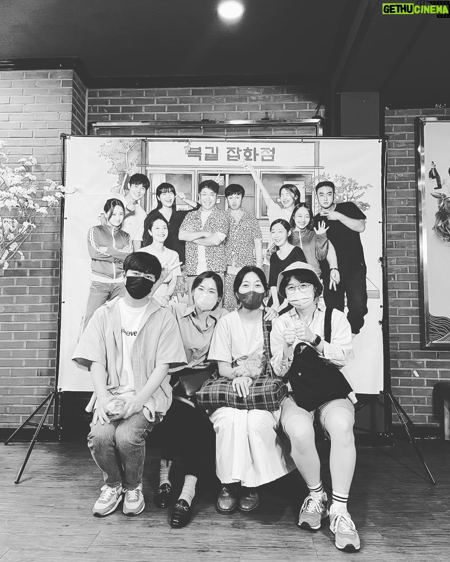 Jeon Mi-do - 58.7K Likes - .
.
.
극장은 참 신기하다.
좌석번호가 정해져서 내 자리를 찾아가는것도 재미있지만 자유석여서 어디가 좋을까 스스로에게 자리를 배정하는 즐거움도 크다.
자유석 극장은 대게 팔걸이가 없다. 사실 좌석이랄것도 없이 긴 바 같은 의자에 대여섯명 정도 앉을 수 있는 공유 의자이다.
팔걸이도 없이 낯선 사람과 다닥다닥 붙어 앉아서 보는 것이 불편할것 같지만 오히려 반대다. 함께 같은줄에 앉는순간 알수없는 유대감으로 연결된다.
난 되려 자유석 극장에서 공연을 볼때 말 그대로 자유함을 느끼기도 한다.
얼마만에 자지러지며 함께 웃었는지 모르겠다. 함께 박수를 치고, 함께 환호성을 지르고, 함께 같은 감정을 암묵적으로 공유하고 있구나 하고 느낀게 정말 얼마만인지..
공연을 보고 집에 그냥 돌아갈수 없어 일행과 들어갈만한 술집을 찾으려 이집저집 기웃댄것도 참 오랜만이었다.
나에게,
나무와 물 극장은 '줄리에게 박수를'
연우소극장은 '우리읍내'
대학로극장은 '우동 한그릇'
여행자 극장은 ' 응 잘가'
공유 소극장은 ' 푸어보이'
한성아트홀은 '사랑은 비를 타고' 로 기억되는 소극장이다.
오늘 공연으로 한성아트홀은
'복길잡화점' 으로 기억될 것 같다.ㅎㅎ
#복길잡화점#한성아트홀