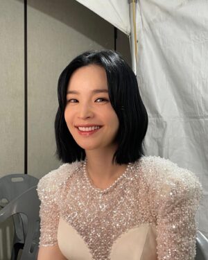 Jeon Mi-do Instagram - .
.
.
들어는 봤나.
블루블랙.

#에이판스타어워즈