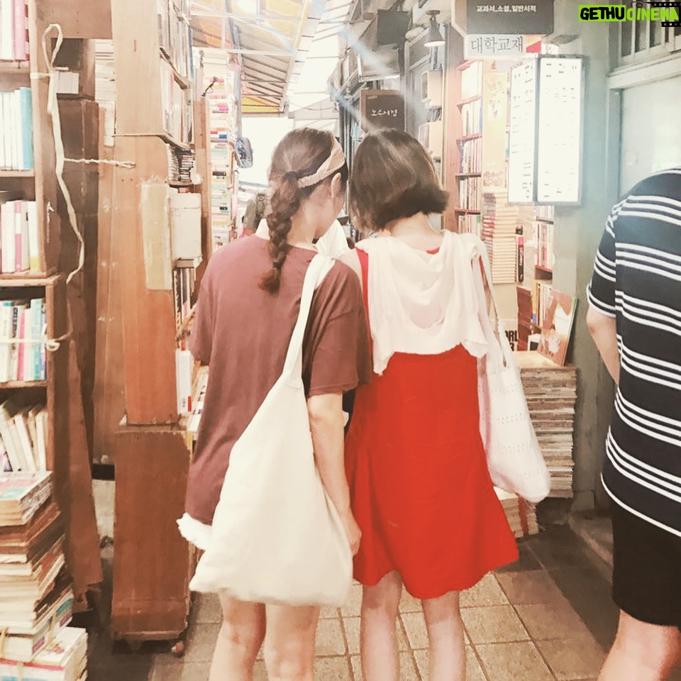 Jeon Mi-do Instagram - 15년전 혼자 고시원방에 있는데.. 니가 밥을 같이 먹자며 집으로 불러 된장찌개를 끓여주던 우리의 처음이 나는 아직도 생생하다. 생각해보니 후배가 선배를 불러 밥을 차려 줬어.반대 였어야 되는거 아닌가?ㅋㅋㅋ 그래서 그런가 같이 사는 동안 너한테 된장찌개를 젤 많이 해준거 같네.. 그 고마움이 무의식에 있었나보다. 고맙고 미안하고. 사랑하고 축복한다. #5월12일#너의결혼식#전라도와경상도#너의의미#가족