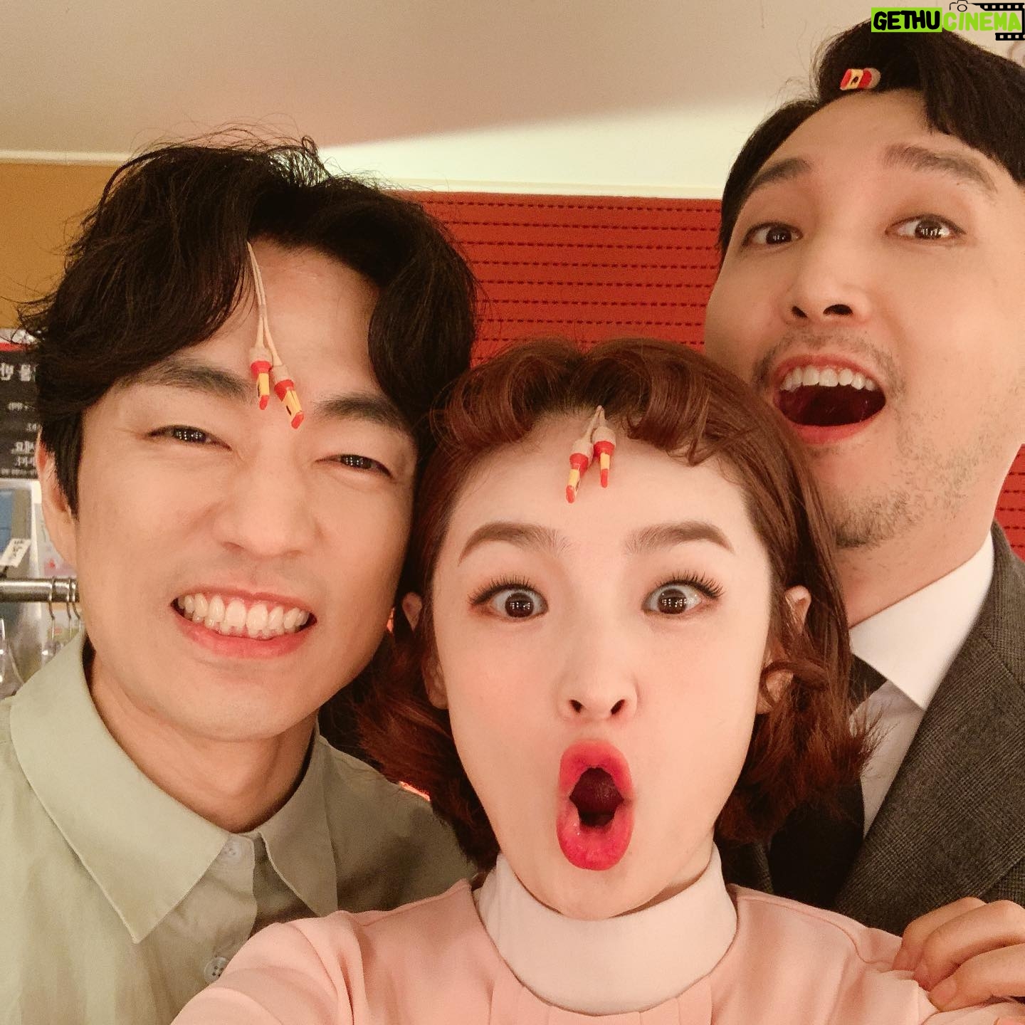 Jeon Mi-do - 110.7K Likes - .
.
사랑스러운 우리팀 배우들.
문을 열어줘서 고마웠어^^