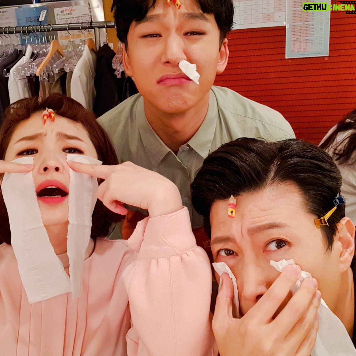 Jeon Mi-do - 110.7K Likes - .
.
사랑스러운 우리팀 배우들.
문을 열어줘서 고마웠어^^